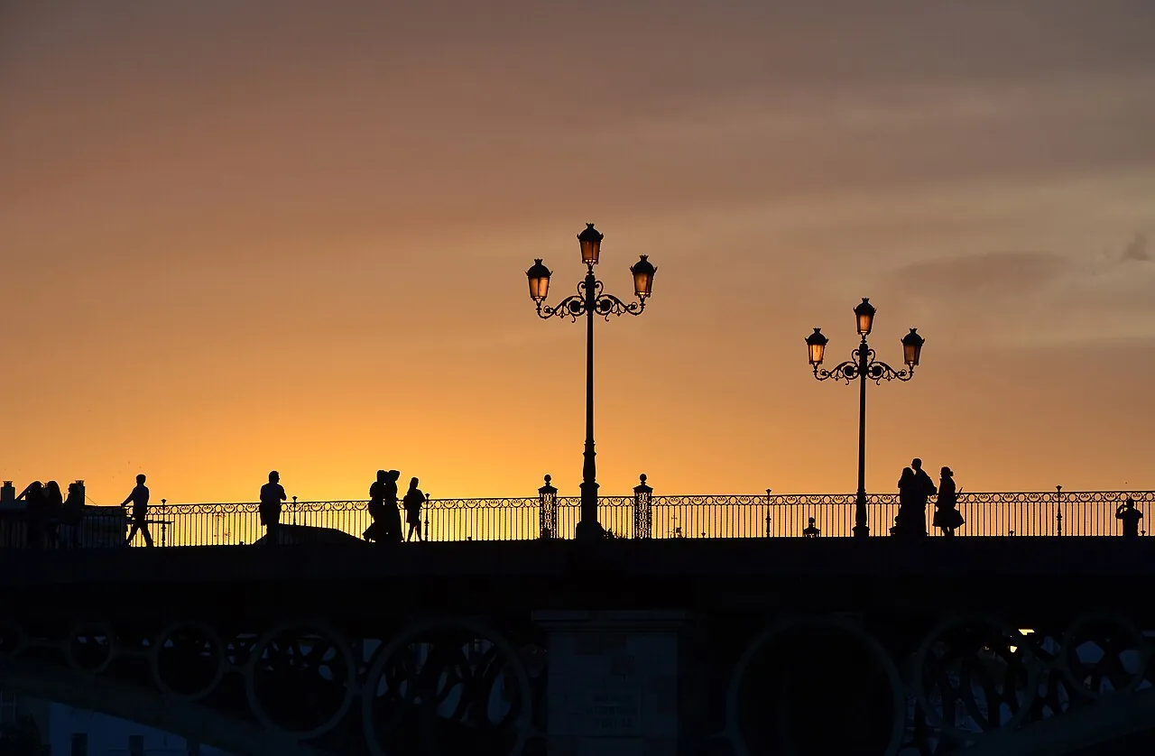 Puente de Triana anochecer.jpg